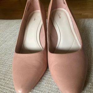 Clarks low heel pumps “tan”/buff/neutral/nude size 9.5